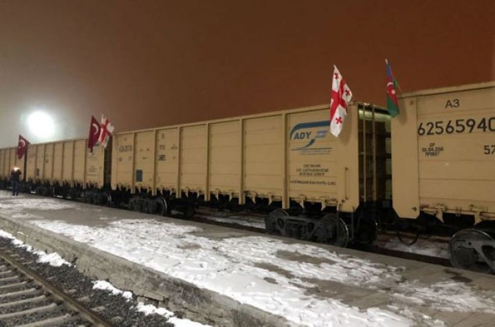 “Azərbaycan Dəmir Yolları”-nın vaqonlarından ibarət ilk yük qatarı Bakı-Tbilisi-Qars dəmir yolu ilə yola salınıb