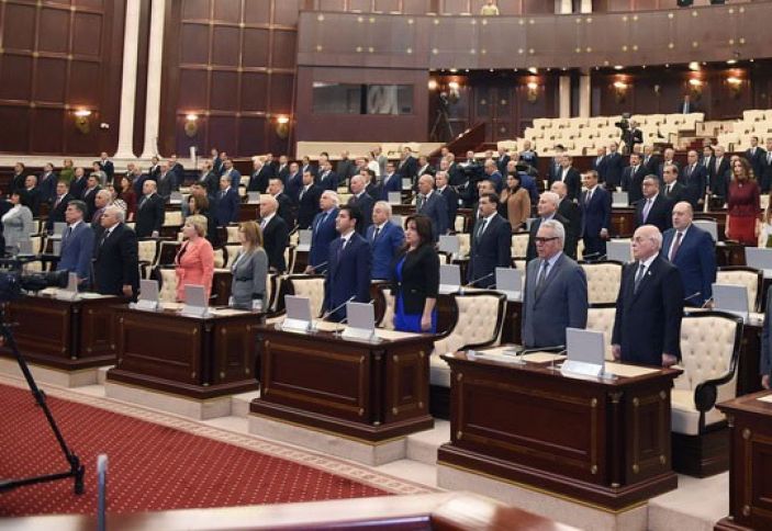 Deputatlar əlavə vəsait ilə məzuniyyətə çıxırlar