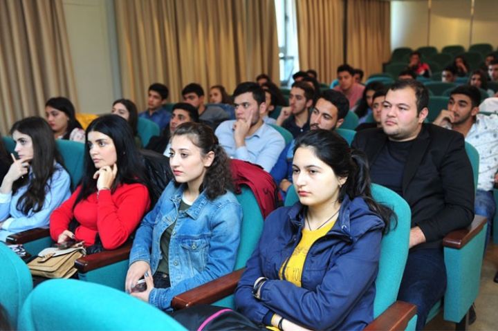 Palatanın əməkdaşları maarifləndiriçi seminarlarda çıxış ediblər 