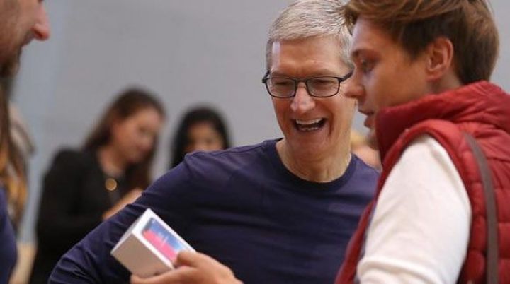 Tim Kuk: iPhone X qəhvədən ucuzdur