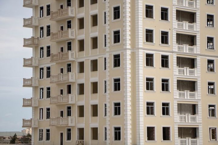 “Renessans Palace”da korpuslar təhvil verilir, alıcılar dərhal təmirə başlayır