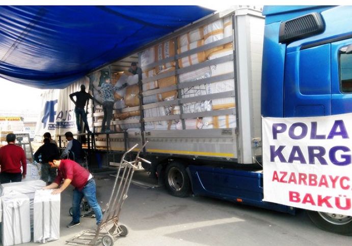 Yüklərin gömrükdə saxlanıldığı barədə şikayətlər davam edir