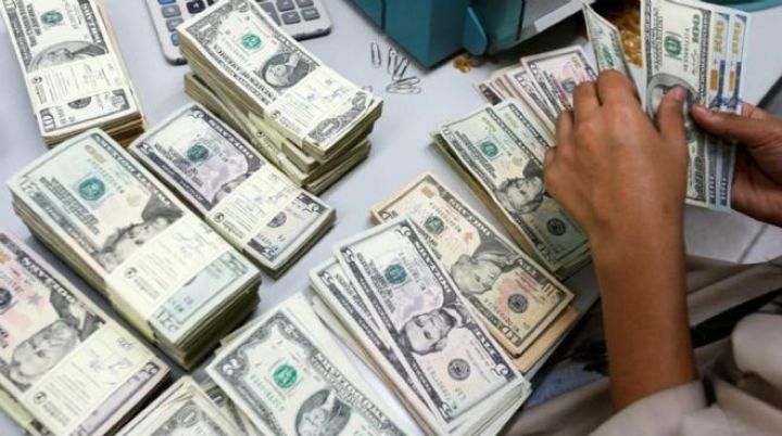 Azərbaycan neft pullarını Dollarda yerləşdirməyə üstünlük verir 