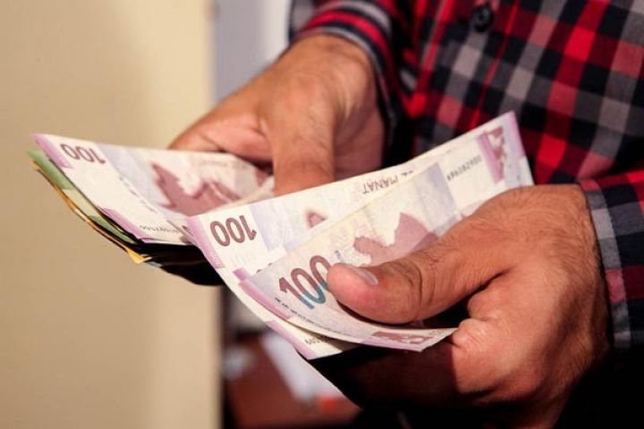 Orta maaşı 781 manat olan işçilər 