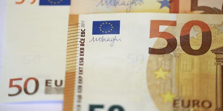 Avro dəyər qazanır