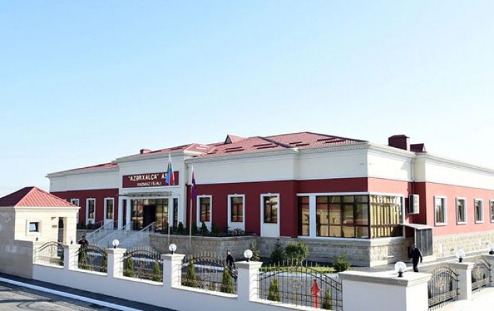 Prezident müəssisənin lentini kəsdi