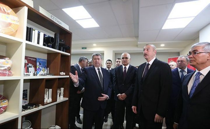 Əliyev Azərbaycan Ticarət Evini ziyarət edib