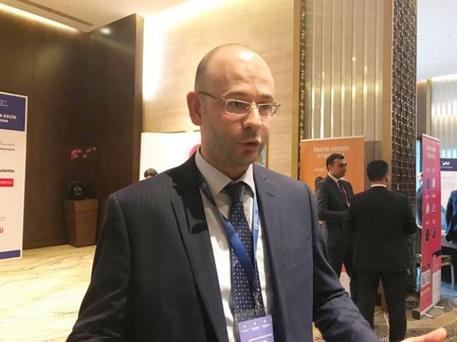 Bankir: “Ən böyük problemlərimizdən biri qanunlardakı boşluqlar və vəkillərdir”