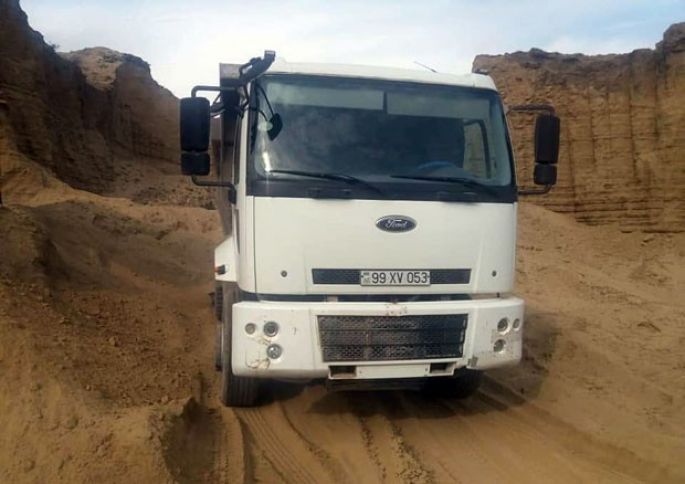 Komitə kərpic və sement istehsalına qanunsuz qum daşınmasının qarşısını aldı 