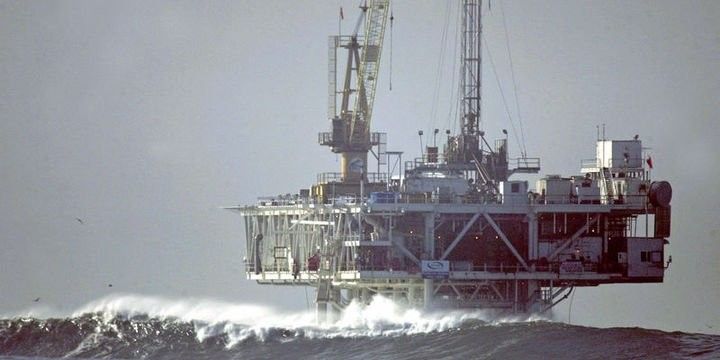 SOCAR: 700-ə yaxın işçi dənizdən təxliyyə edilib