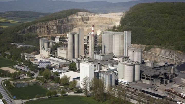 Azərbaycanlı nazir İsveçrədə zavodla tanış olub