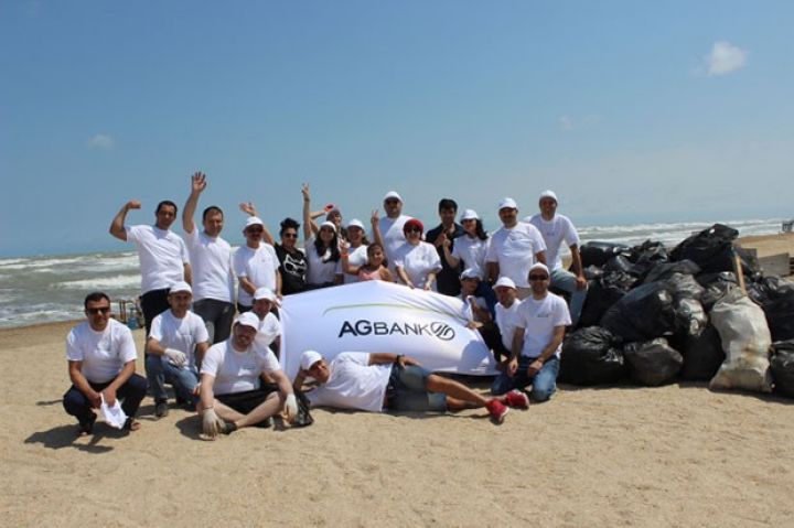 "AGBank"ın komandası çimərliklərdən birini böyük miqdarda zibildən təmizləyib 