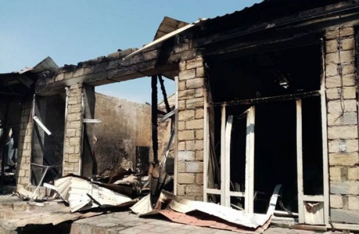 Bərdə bazarında 12 mağaza yanıb