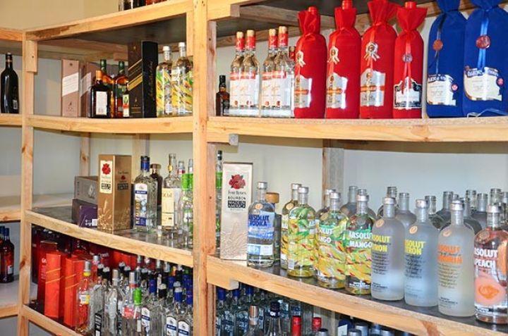 Gürcüstandan qanunsuz gətirib Bakıda satırmışlar  - evin həyətinə yığarkən saxlanıldılar