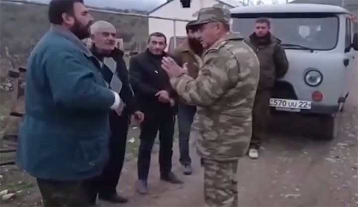 Azərbaycan hərbçiləri ermənilərə Gülablıdan çıxmağa yardım edib - VİDEO