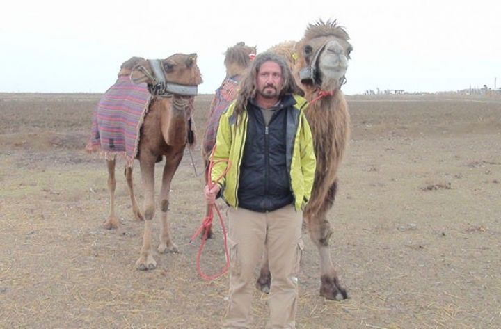 Dəvələri ilə Avropa səyahətinə çıxıb - YENİ İLİ AZƏRBAYCANDA QARŞILAYIB