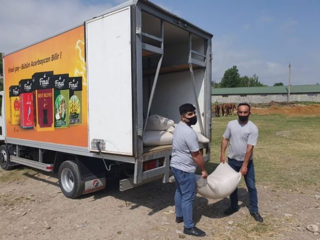 "Azersun Holding" ac qalan atlara yem göndərib - FOTO