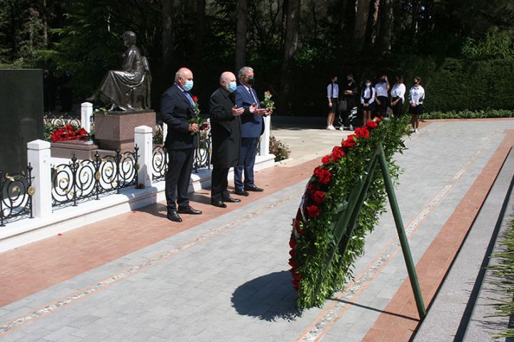 “Günay Bank” kollektivi Fəxri Xiyabanı ziyarət edib