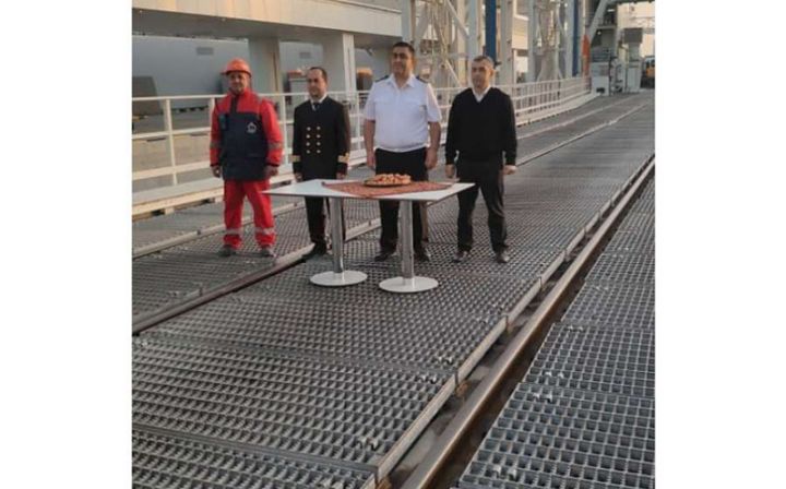 Türkmənbaşıda "Azərbaycan" gəmi-bərəsi milli adət-ənənələrə uyğun qarşılanıb