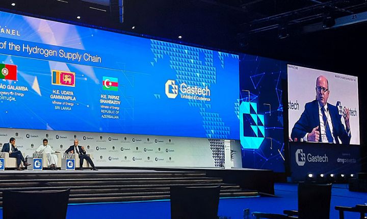 Nazir Dubayda günəş və külək elektrik stansiyaları layihələrinin icrası ilə bağlı müzakirələr aparıb