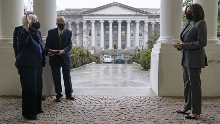 ABŞ-ın ilk qadın maliyyə naziri and içərək vəzifəsinə başladı