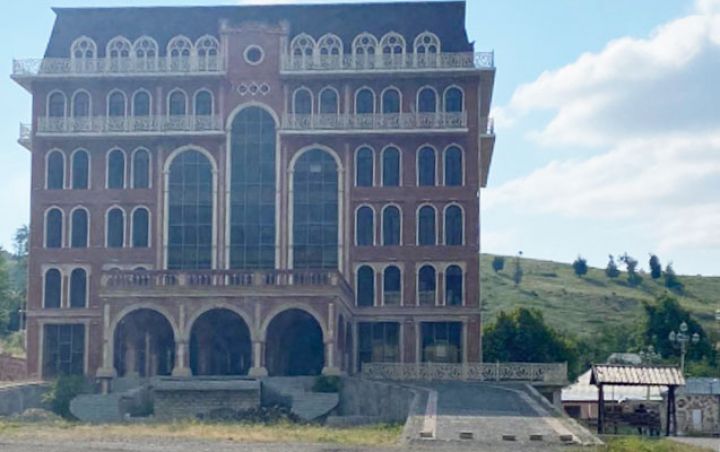 Elmar Vəliyevin yarımçıq qalmış hoteli...