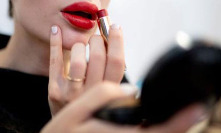 Xanımlara bəd xəbər - sevimli kosmetik məhsullarınızın əksəriyyəti zəhərlidir!