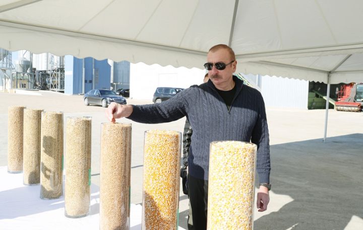 Prezident 35 milyon manatlıq aqroparkda yaradılan şəraitlə tanış olublar