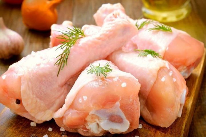 Novqoroddan Azərbaycana 18,9 ton dondurulmuş toyuq əti idxal edilib