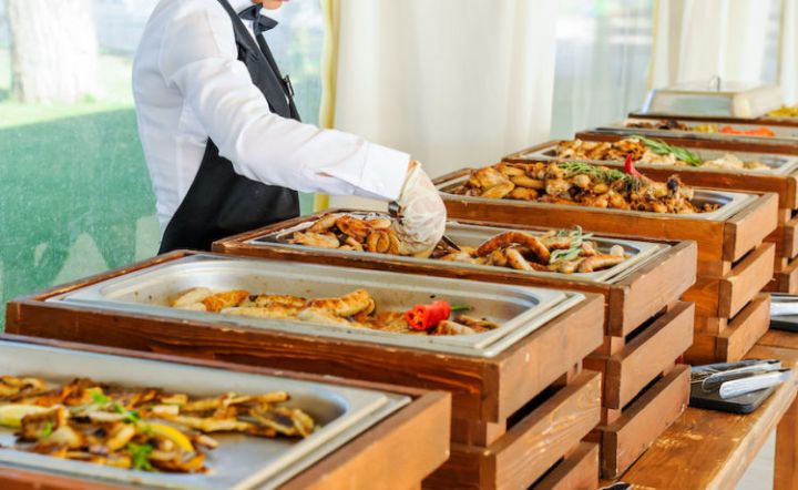 Bu şəxs müəssisələri hazır yeməklə təmin edəcək - 1 MİLYON MANATLIQ SİFARİŞ ALDI