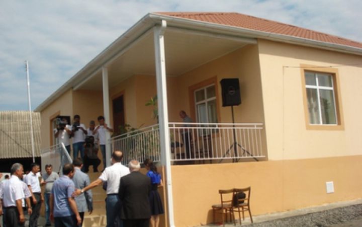 Təbii fəlakətlərin nəticələrinin aradan qaldırılması məqsədilə inşa olunmuş evlərin mülkiyyət hüququ rəsmiləşdirilir