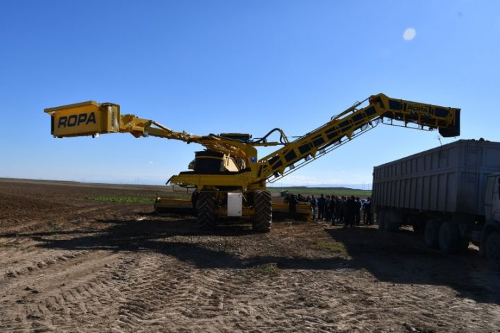 Almaniya istehsalı olan texnika ilk dəfə “Azərşəkər”in aqroparkında istifadə edilib