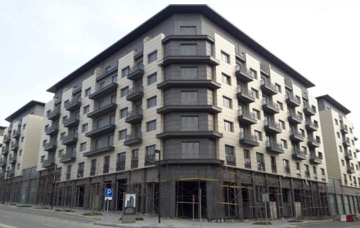 Bakı Ağ Şəhərdə mənzil almış bir qrup sakinin "əli hər yerdən üzülüb"