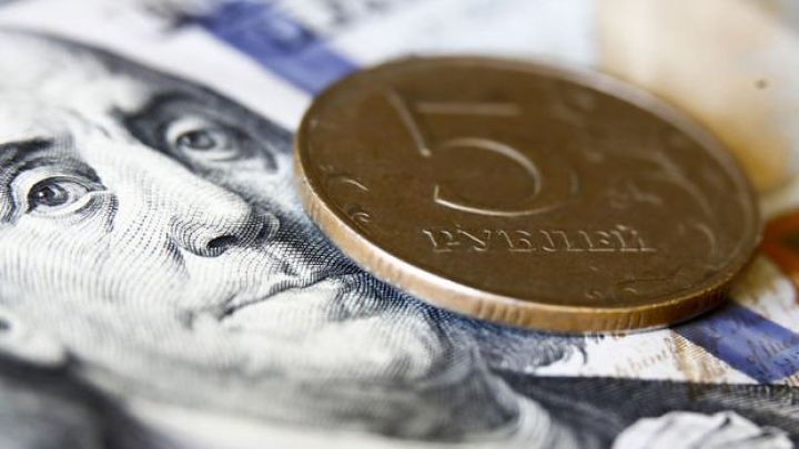 Dollar/rubl məzənnəsi psixoloji əhəmiyyətli səviyyəni keçdi