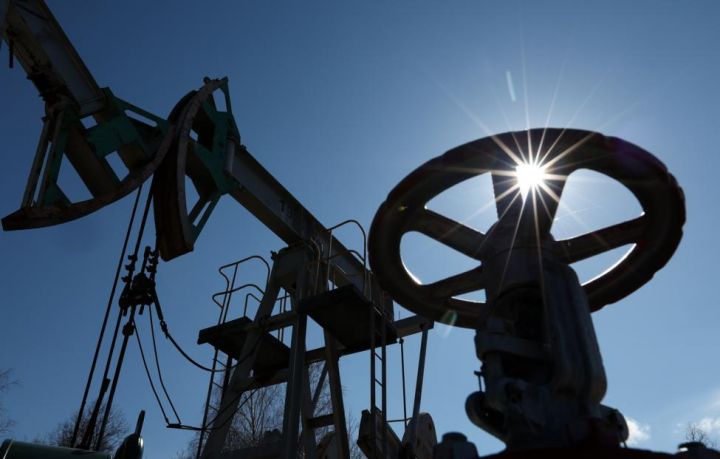 Əsas neft ölkələri hasilatı könüllü şəkildə azaltmağa başlayıblar