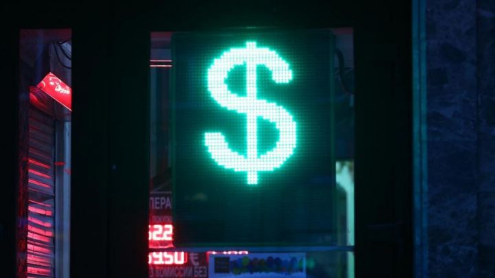 Moskva birjasında hərracların açılışında dolların məzənnəsi düşüb