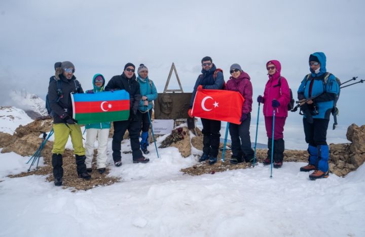 “Azərlotereya”nın bir qrup əməkdaşı “Heydər Zirvəsi”nə yürüş edib - VİDEO