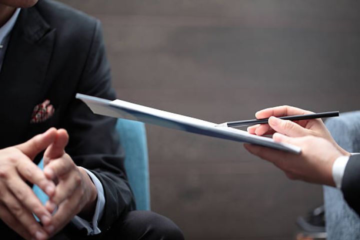 Bağlanan bankın işçilərindən etiraz - "İşsizlikdən sığorta üçün müraciət edə bilmirik"