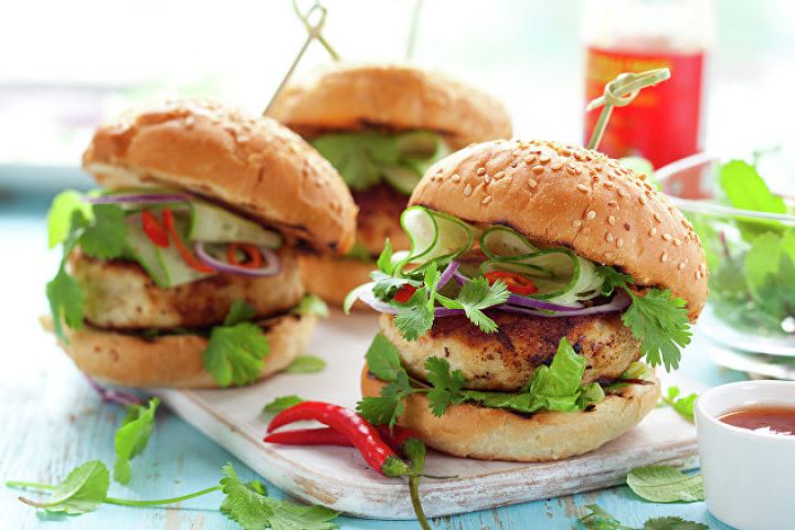 Qazaxıstanda keçmiş McDonald's restoranları brend olmadan yenidən açılır