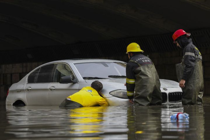 Tuneldə qalan vətəndaşlara “156 Evakuasiya” kömək etdi - FOTOLAR
