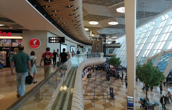 Xarici ölkələrə gedən Azərbaycan vətəndaşlarının sayı azalıb