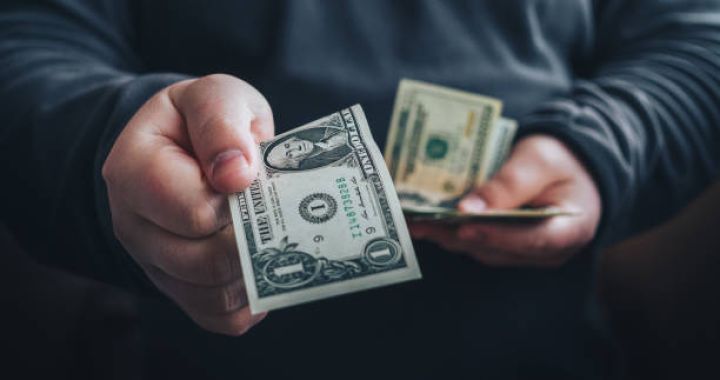 Dolların bazar ertəsi üçün rəsmi məzənnəsi müəyyən olunub