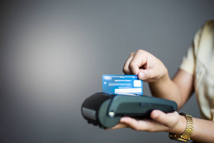 Azərbaycanda nağdsız əməliyyatların həcmi 38 faizdən çox artıb