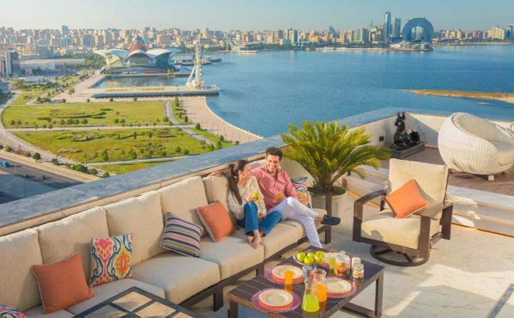 Bakı bulvarının düz qarşısında yerləşən binalarda yaşayışa hazır, geniş mənzillər satışdadır!