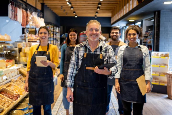 Tanınmış supermarket yenidən işçilər yığır
