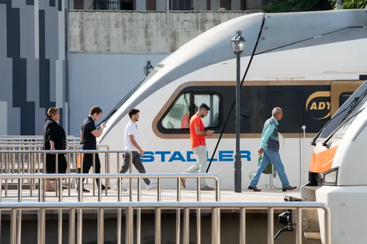 Abşeron dairəvi dəmir yolu üzrə qatarların yeni hərəkət cədvəli açıqlandı