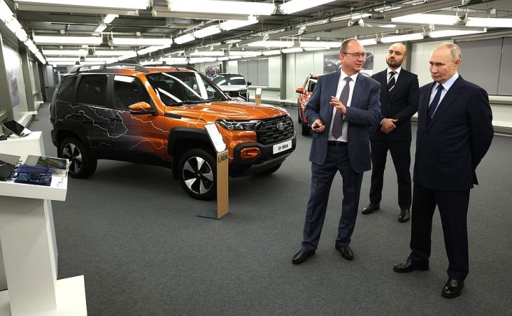 Putinə yeni AvtoVAZ modelləri nümayiş etdirilib - FOTOLAR