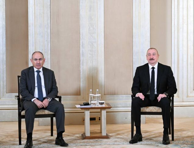 İlham Əliyev və Paşinyan görüşüb