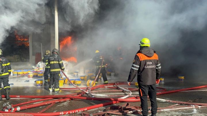 Ziya Bünyadov prospektində boya mağazasında yanğın söndürüülb.