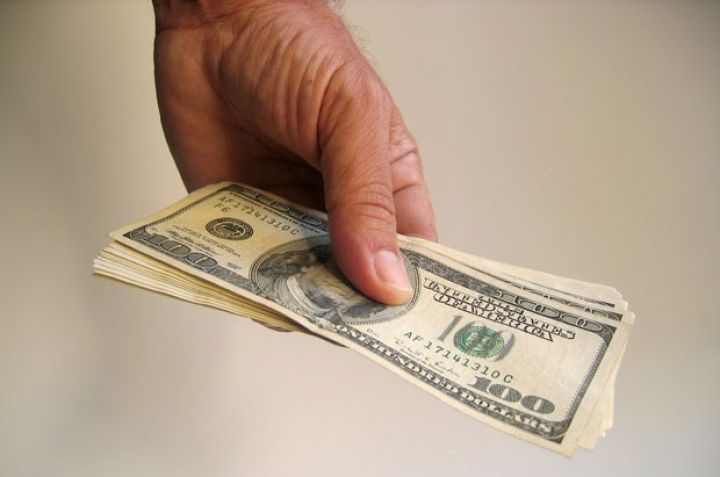 Dolların alış qiyməti satış qiymətini keçdi